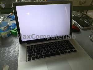 schermo bianco macbook a1286